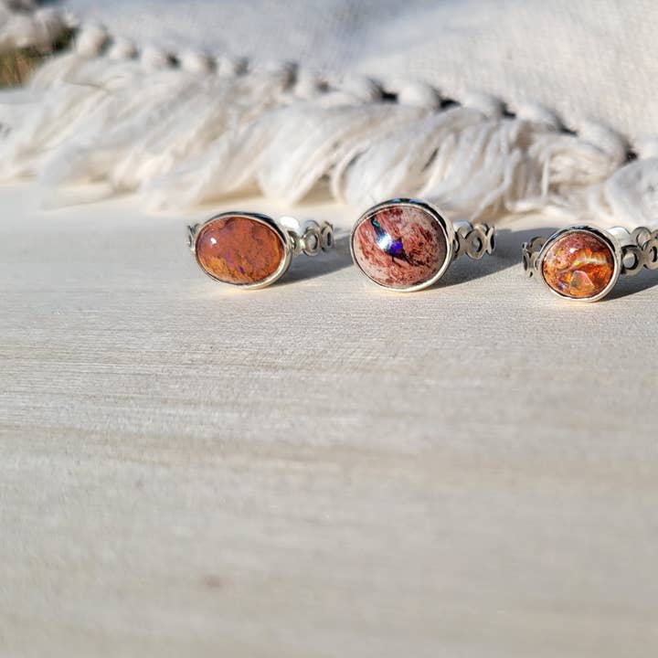 Rain Shadow Jewelry – Großhandel Einzelstein-/Solitär-Ring – Irisierender mexikanischer Feueropal-Kreisring aus Sterlingsilber