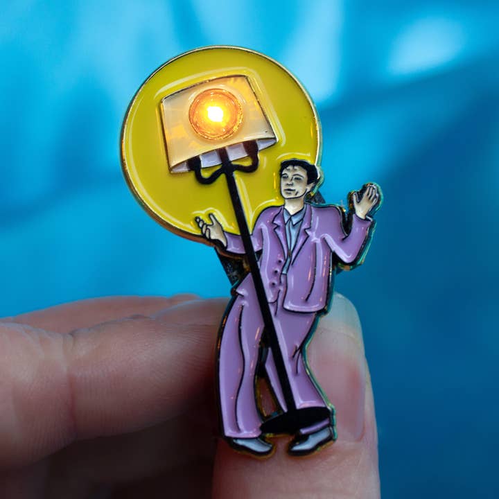 Pino de esmalte LED “You Got Light in Your Eyes” por atacado de Mink