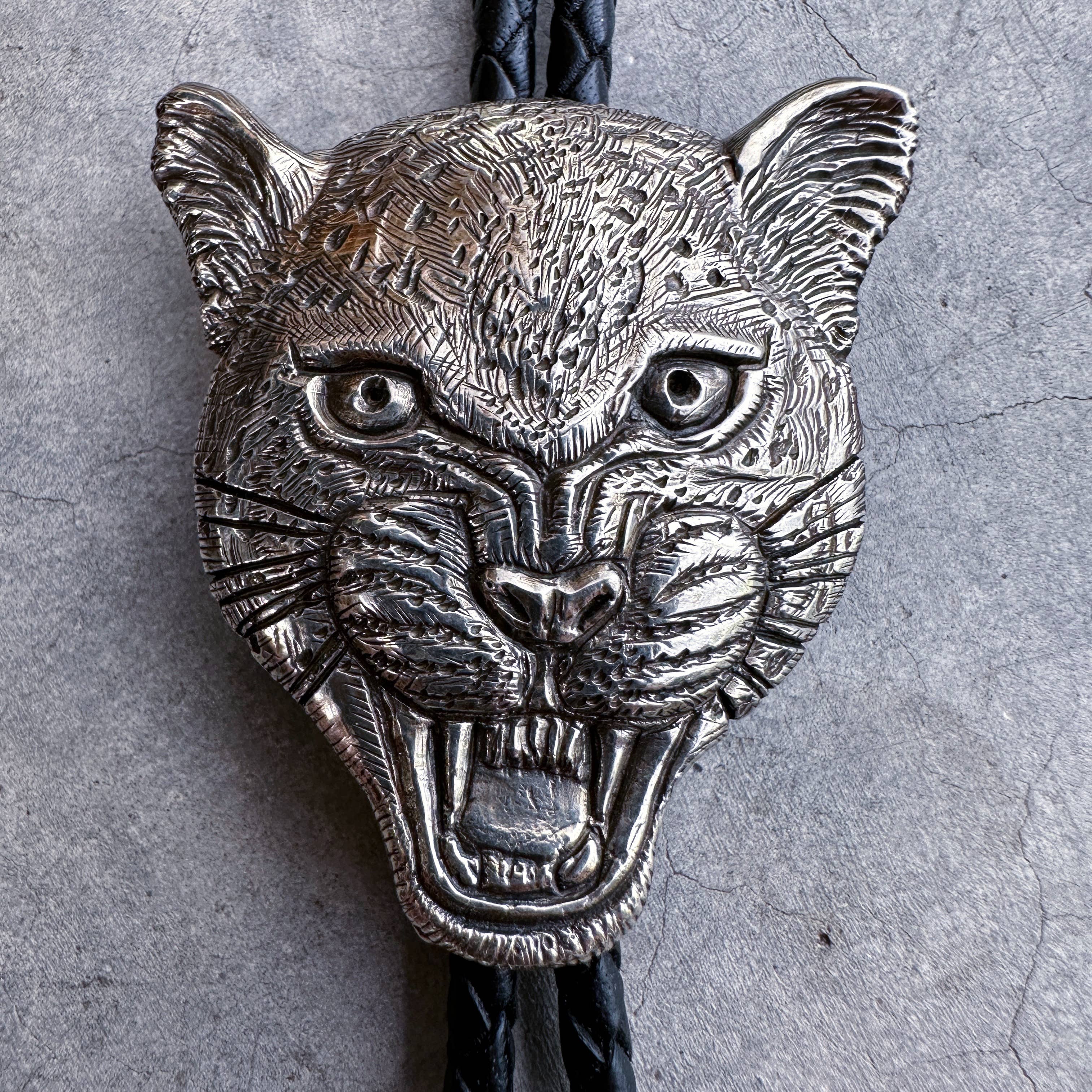 HELIOTROPE – Colar de tecido por atacado – Gravata Jaguar Bolo - (Grande)2