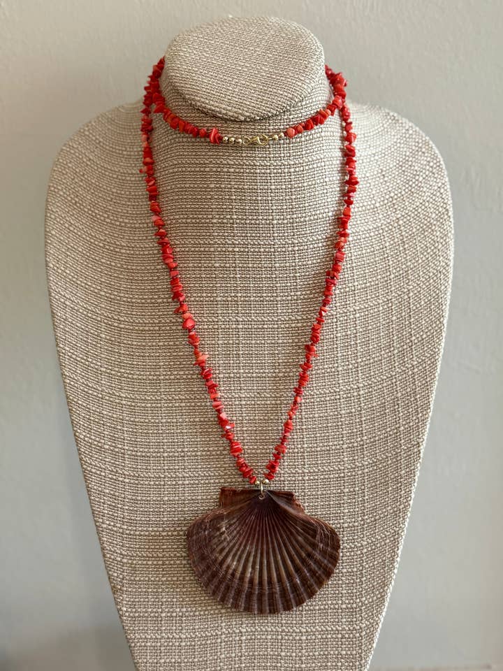 Koralhalskæde med stort vedhæng af naturlig muslingeskal for engroshandel hos Southern Marc Designs