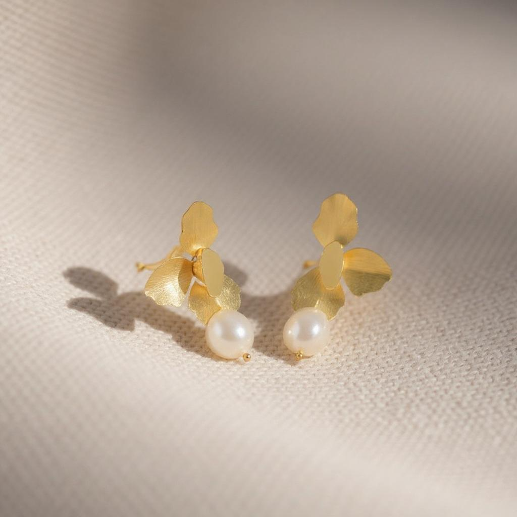 Athena Bridal Jewellery - Vendita all'ingrosso Orecchini pendenti - COLLEZIONE ATHENA - ORECCHINI PENDENTI CON PERLA E FIORE - CZER875 ORO1