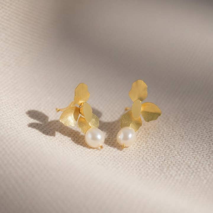 Athena Bridal Jewellery - Vendita all'ingrosso Orecchini pendenti - COLLEZIONE ATHENA - ORECCHINI PENDENTI CON PERLA E FIORE - CZER875 ORO1