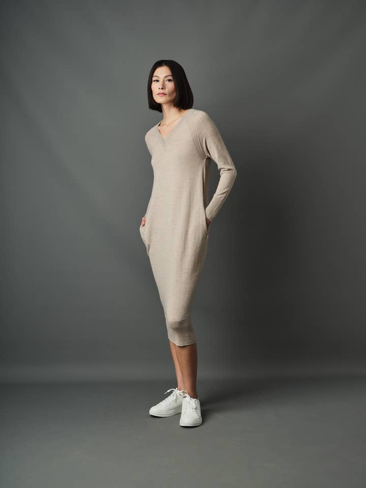 Robe décontractée à col en V Ponti avec poches pour la vente par CNCRT London