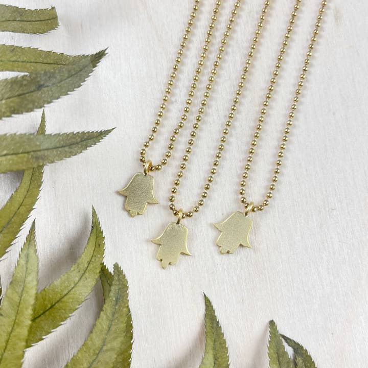 Delicado collar con dijes Hamsa Layering para venta al por mayor de Ewelina Pas Jewelry