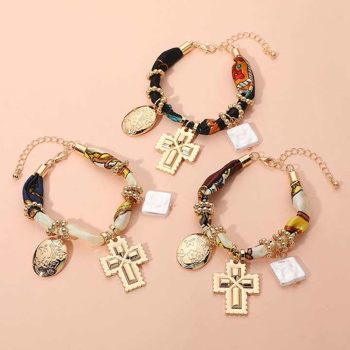 Bracelet en tissu avec breloques florales ovales, croix en métal boho, carrés, perles. pour la vente par Sensibling Corp.