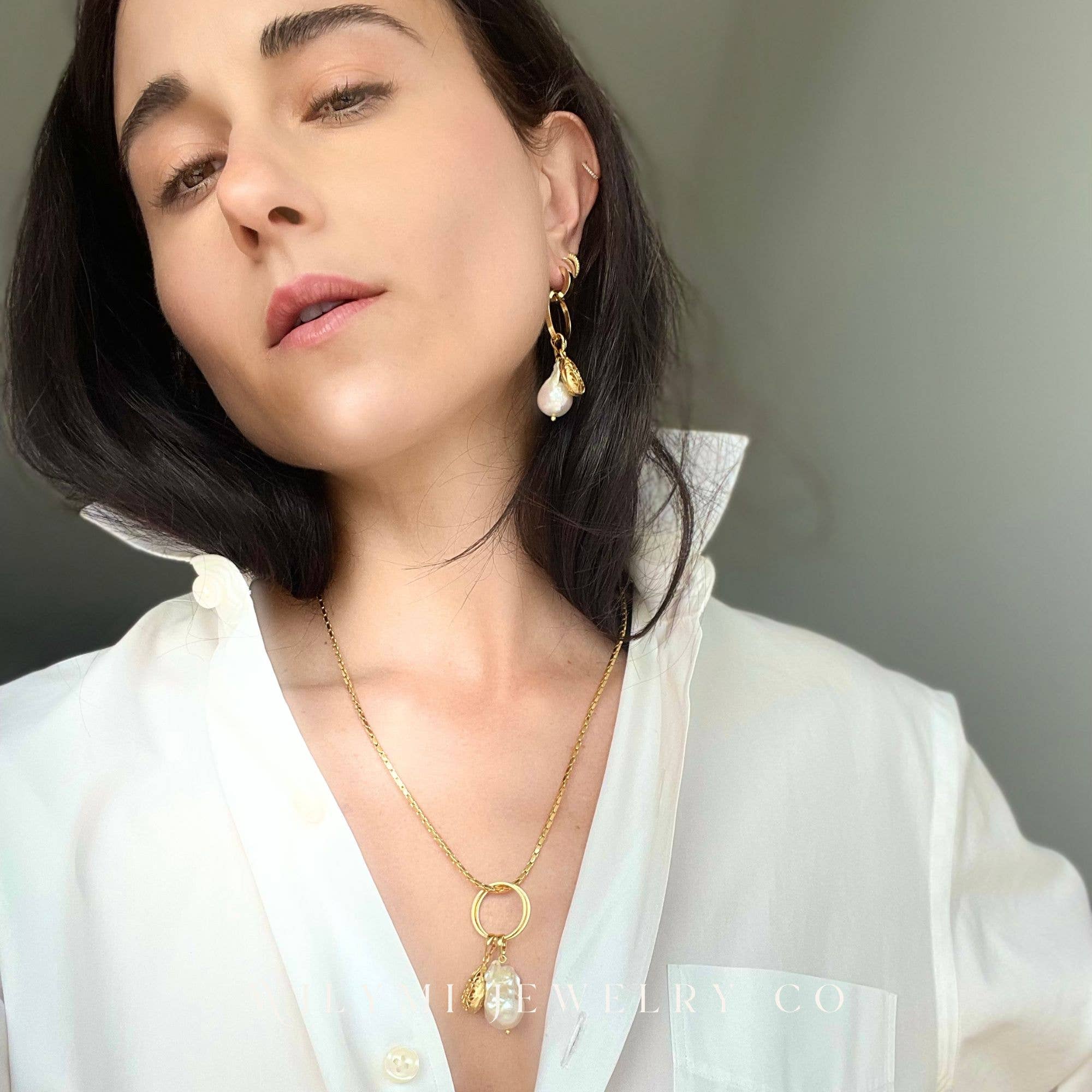 WILYMI Jewelry Co - Vente Boucles d'oreilles pendantes - Créoles baroques multifonctions CLARITY avec perles | Doré3