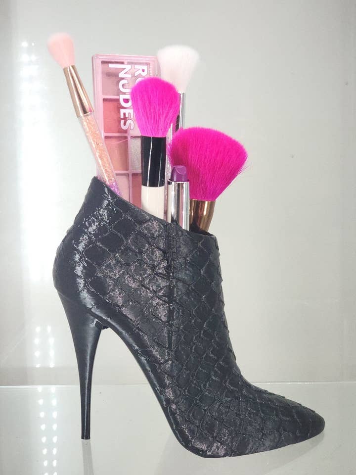 Glam High Heel Brush Holder – Stylish Makeup Organizer for wholesale by JDCOLFASHION LLC