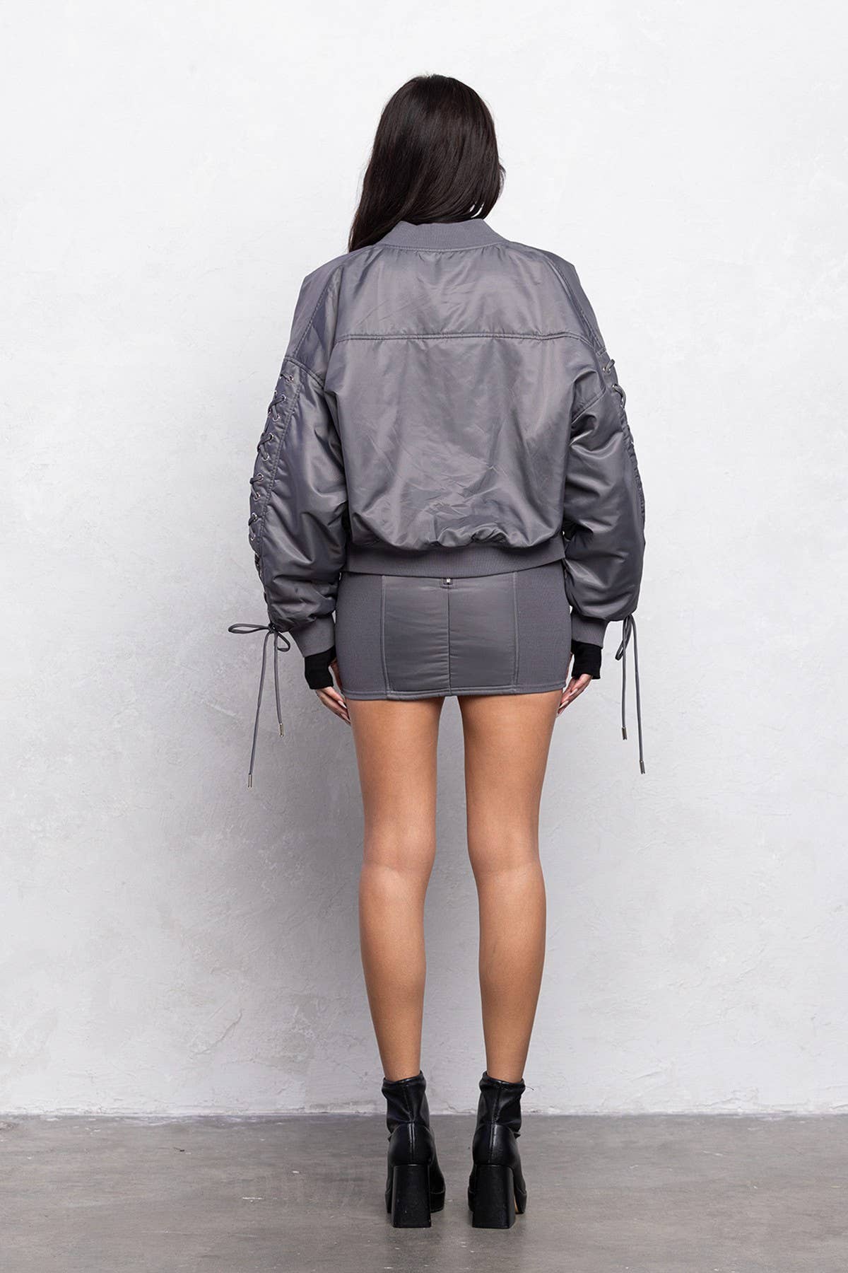 No Vacancy - Venta al por mayor Chaqueta bómber - Mujer - Chaqueta bomber acolchada corta con detalles de cordones3