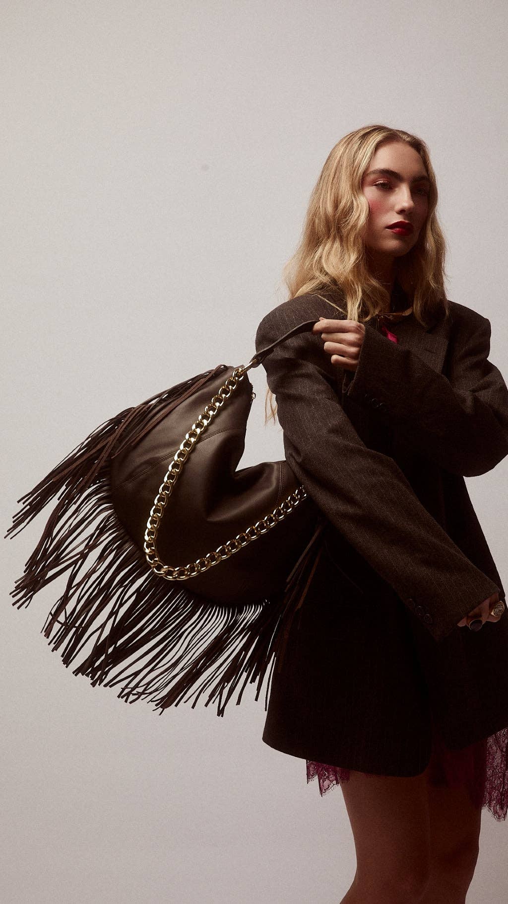 Maure Kate – Sac hobo en cuir avec longues franges et chaîne dorée amovible en vente sur Faire3