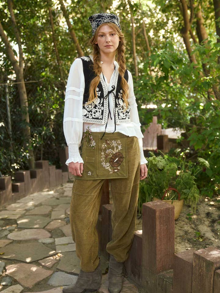 Blu Pepper - Wholesale Outerwear Vest - Women's - EMBROIDERY DETAIL FRONT TIE SLEEVELESS VEST 5