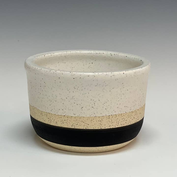 Kleine gesprenkelte Schale mit schwarzer Schale für den Großhandel von The Hive Ceramics