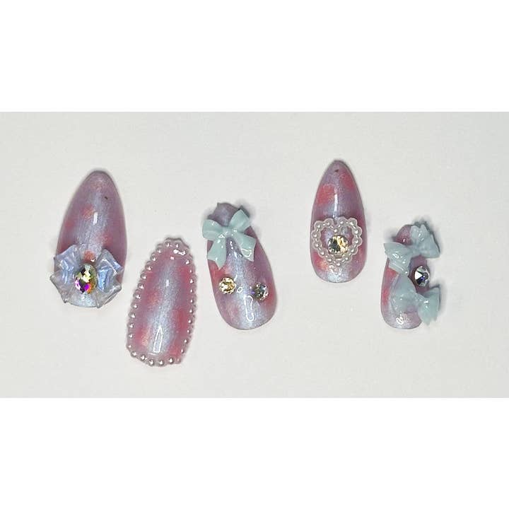 OVER THE TOP NAILS – wholesale Lösnaglar – Handmålade lösnaglar Rosa och blå pärlor och rosetter