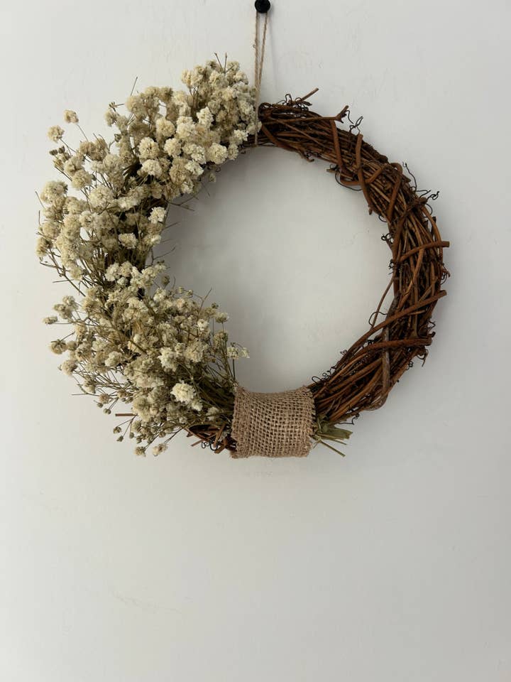 Couronne ‘Maeve’ avec Gypsophile 20 cm pour la vente par Cotswolds Willow Wreaths