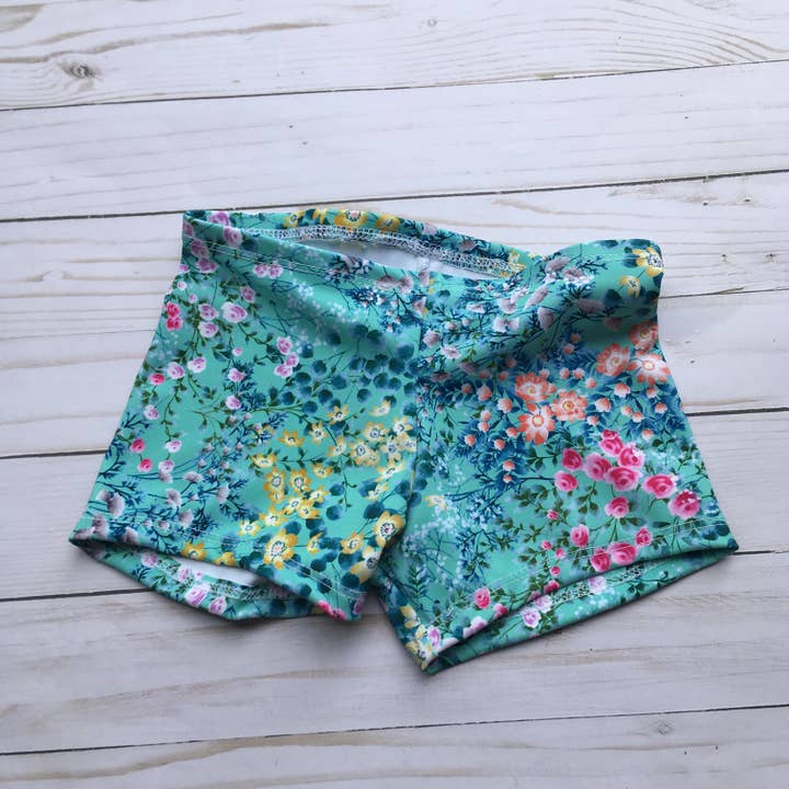 Impressions de shorts de sport pour la maternelle : une collection pour la vente par D2 Activewear