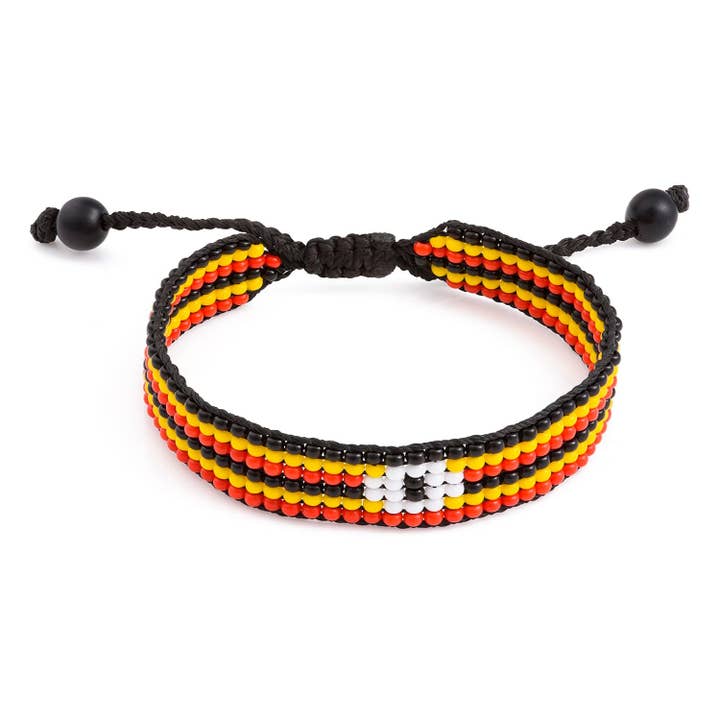 Uganda-Flaggenarmband: Handgefertigtes Armband, verstellbarer Perlenarmreif im Boho-Stil mit patriotischem Design für den Großhandel von Fahari Luxury