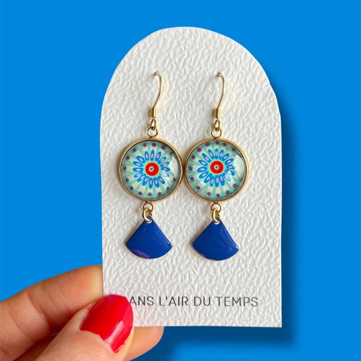 Blå mandala hængeøreringe, gylden eller sølv finish for engroshandel hos Dans l'Air du Temps Bijoux