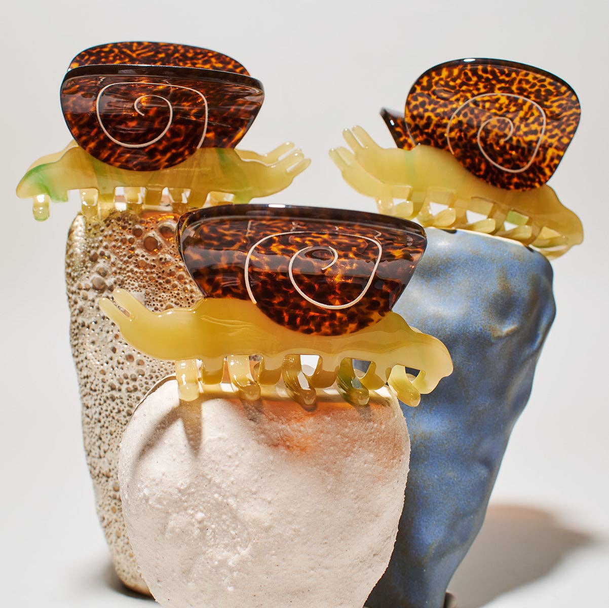 WINONA IRENE - Venta al por mayor Horquilla para el pelo - Mujer - Pinza de pelo pequeña con forma de caracol de jardín en acetato amarillo y ámbar6