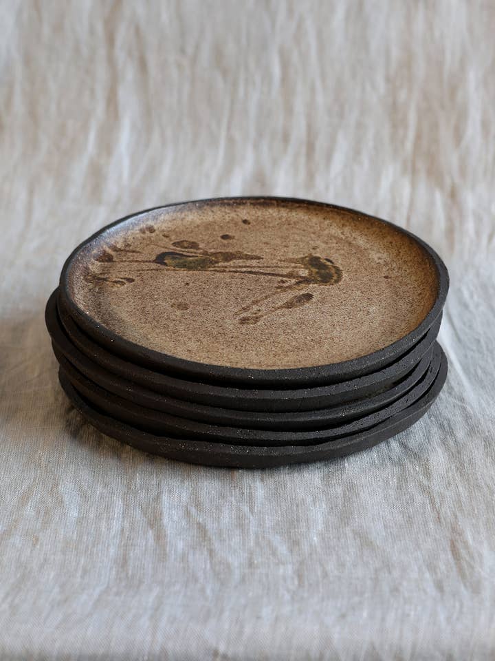 Assiette d'égouttement, crème sur grès noir pour la vente par IRH.STUDIO