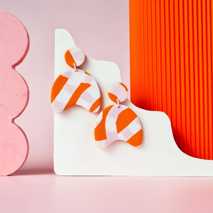 Mono - Vendita all'ingrosso Orecchini pendenti - Orecchini fatti a mano in argilla polimerica a forma organica arancione e rosa.9