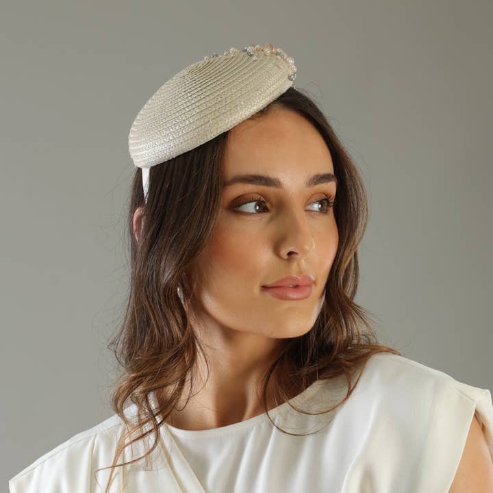 Fascinateur Béret Zora en Beige pour la vente par Morgan & Taylor