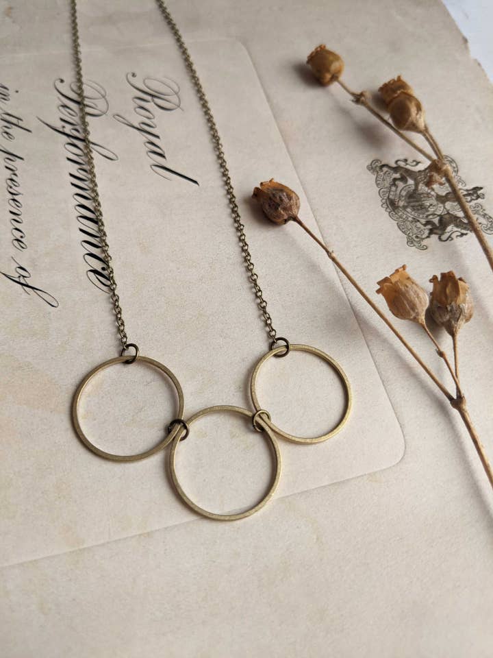 Collar Golden Circles - fila de tres círculos - geométrico para venta al por mayor de The Magpie's Daughter