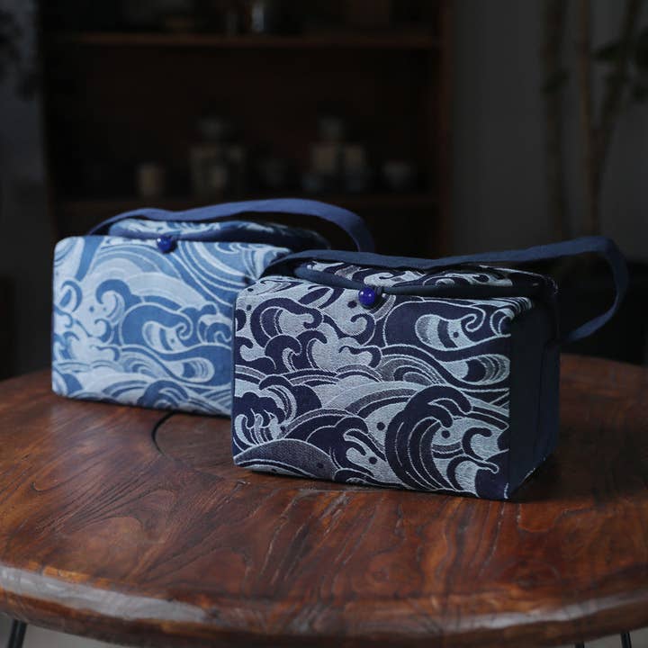 Bolsa de Viaje para Almacenamiento de Vajilla de Té con Patrón de Olas Azules Grandes Gohobi Shifuku para venta al por mayor de Gohobi (We cover U.S. import duties)
