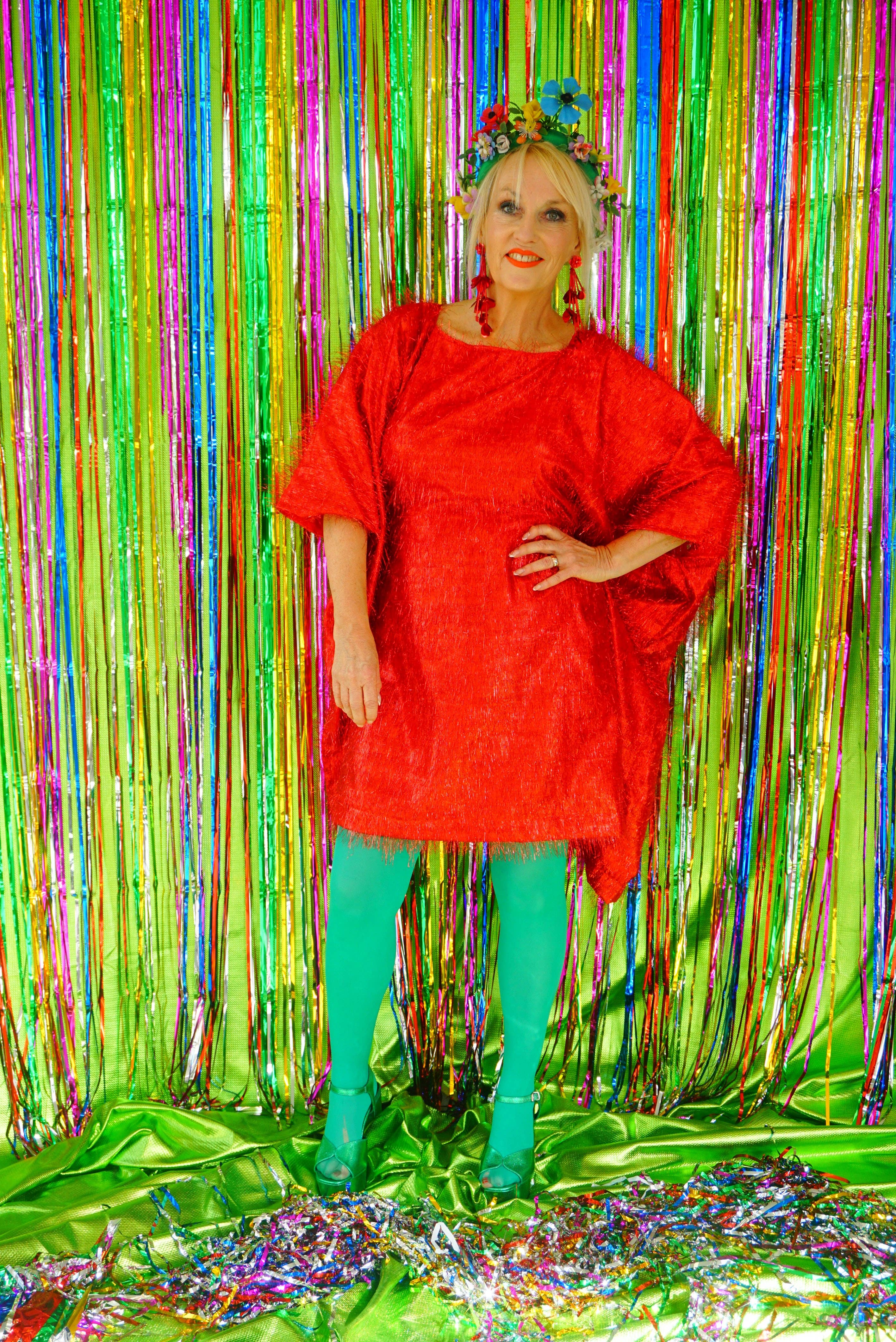 Fumbalinas - Vente Caftan – femme - Robe de fête mini kaftan rouge à paillettes et cheveux en tinsel7