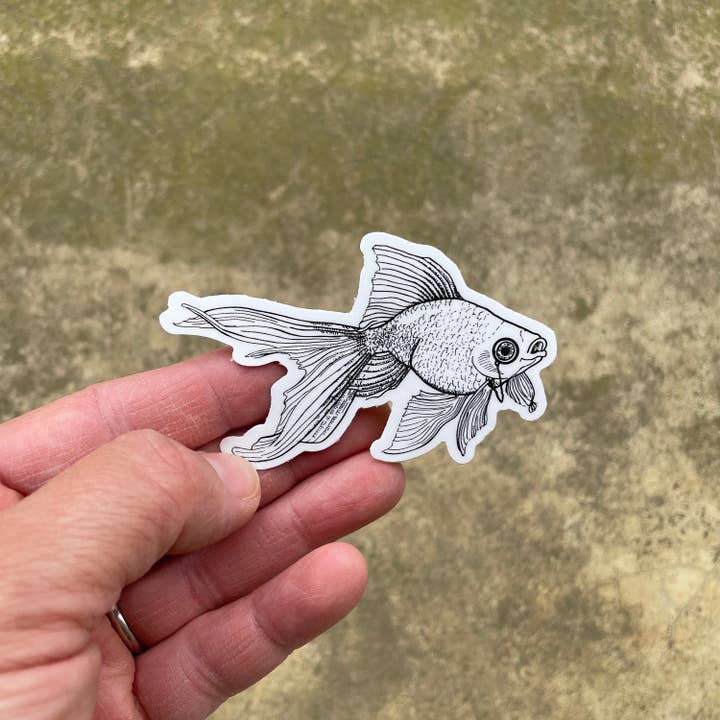 KM Art and Design – Engroshandel Klistermærke – Guldfisk 3" vinylklistermærke, sort-hvid illustration