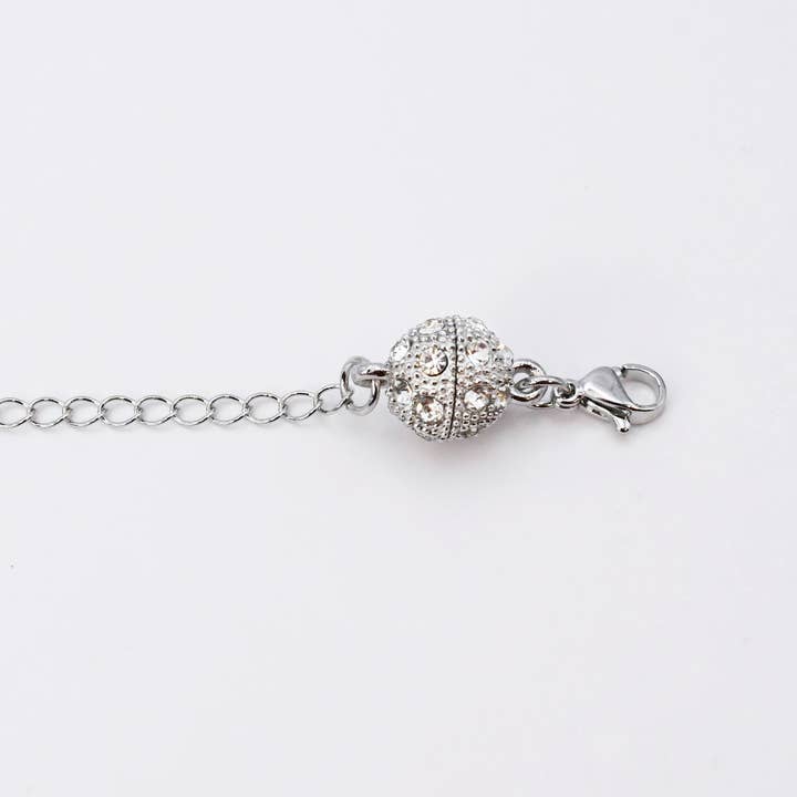 Extendeur magnétique argenté pour la vente par Treasure Jewels Inc.