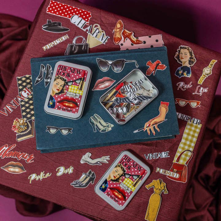 La boîte en fer blanc avec autocollants New Look pour la vente par CoraCreaCrafts