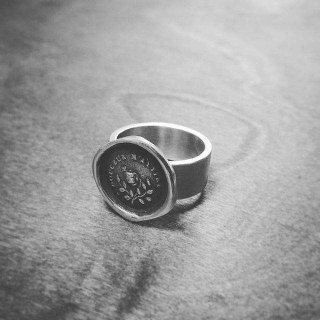 Sweetness - Anello di sigillo con api e rosa, dolcezza attrae me per la vendita all'ingrosso da parte di Plum and Posey