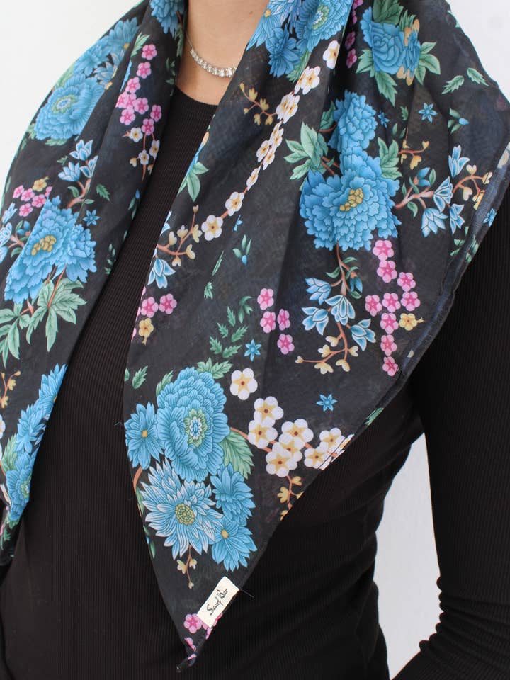 SB VEELZIJDIGE VOORGEKNOOPTE Saffier Bloemen (MET FLUWEELEN GRIP) voor wholesale door The Scarf Bar