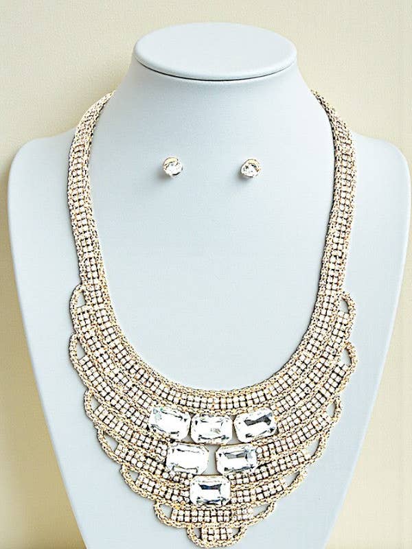 SET DI COLLANE A STRATI CON GEMME DI CRISTALLO E BIB STATEMENT per la vendita all'ingrosso da parte di Andrea Bijoux