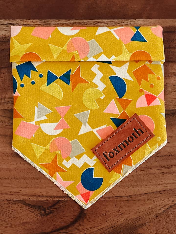 Moutarde Abstraite | Bandana pour Chien à Enfiler | Rétro Moderne pour la vente par FoxMoth