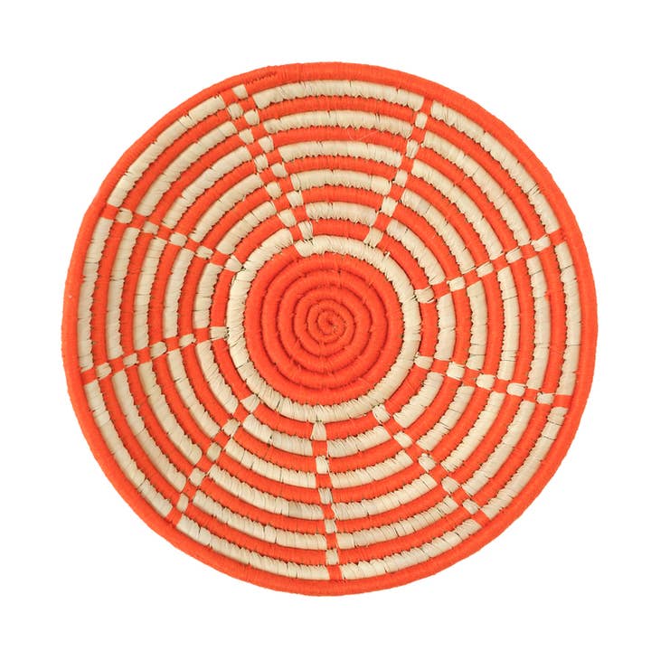 Panier mural orange tissé à la main rond en gazon naturel pour la vente par Amara