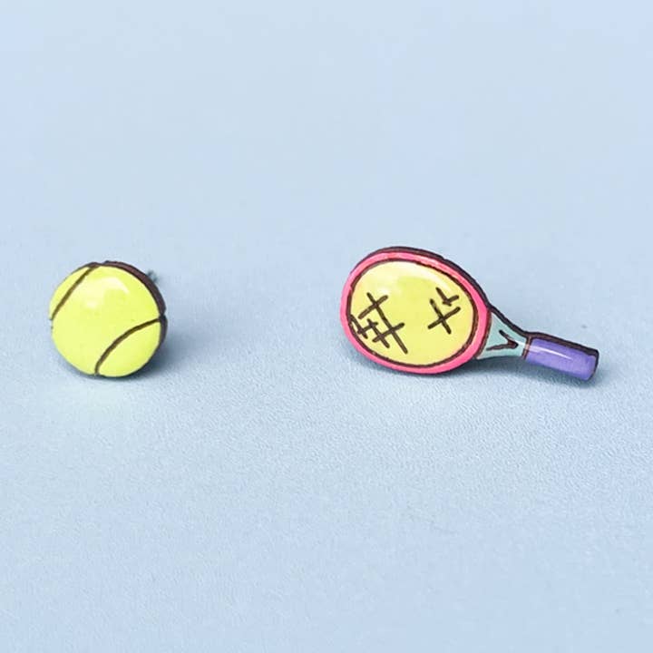 Boucles d'oreilles de tennis dépareillées - Clous raquette et balle pour la vente par PinTonik