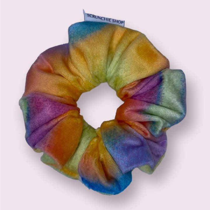 Weiches und flauschiges Haargummi in Regenbogenfarben für den Großhandel von Scrunchie Shop
