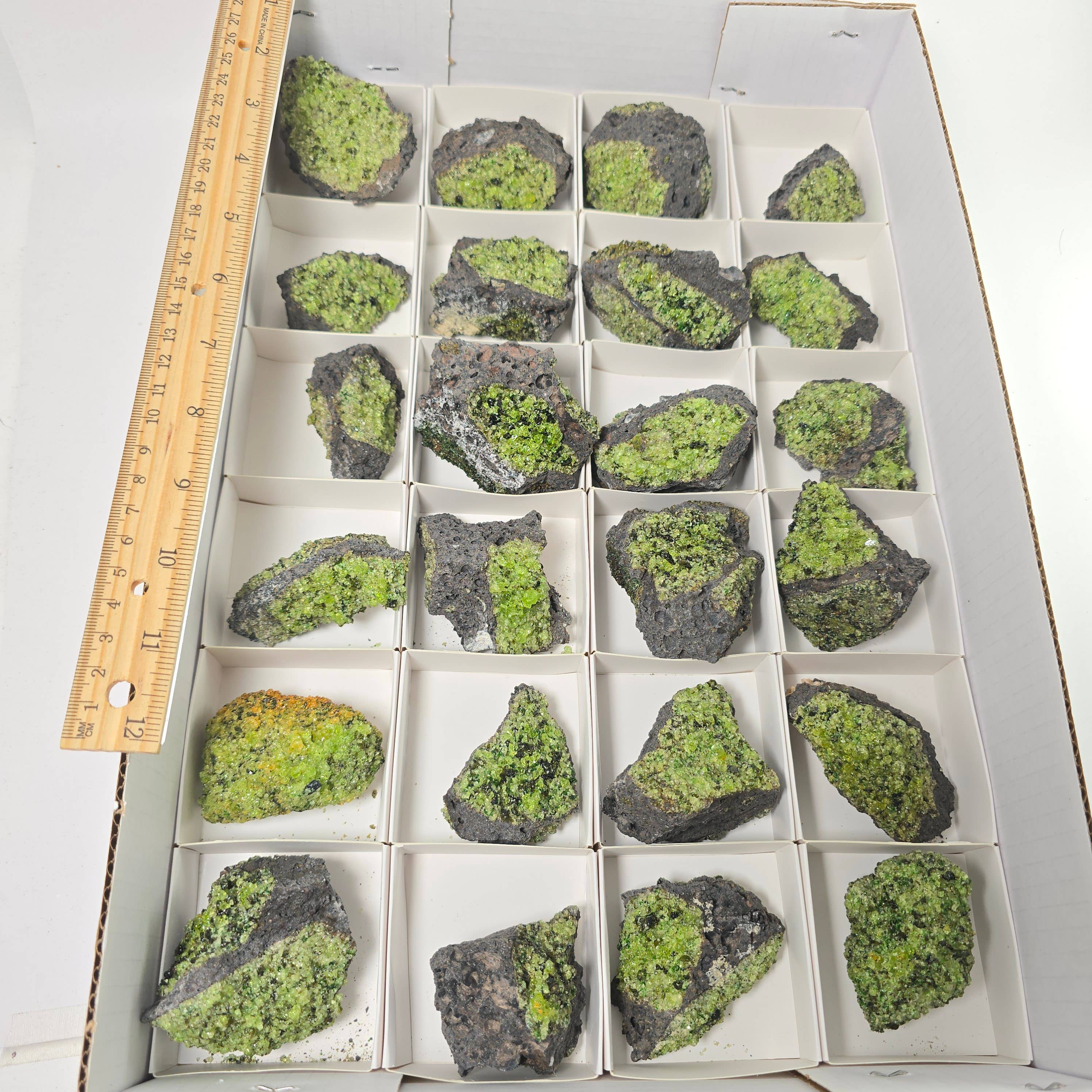 Aquamarine Daydream Wholesale – wholesale Andlig sten/kristall – Peridot på basaltplatåer ~ Bulkmineralprover AZ5