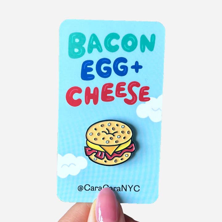Baconæg og ost (BEC) NYC 1" emaljestift for engroshandel hos CaraCaraNYC