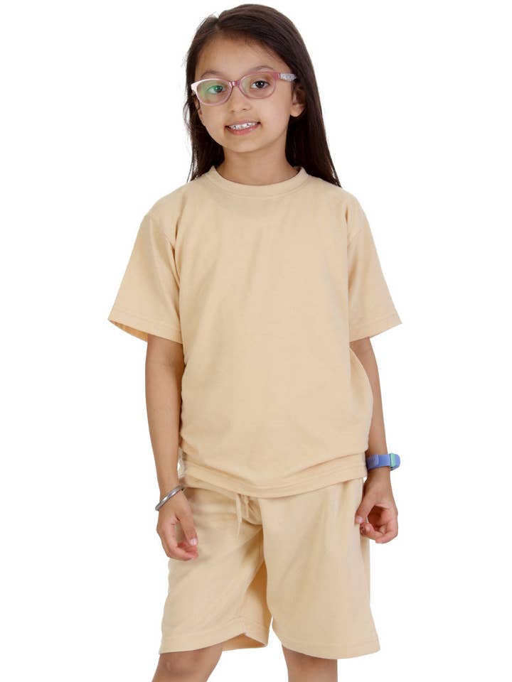 Ensemble T-shirt et short nude pour enfants pour la vente par Trendy Toggs