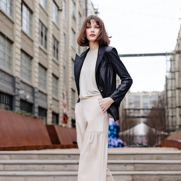 JK124 - Blazer à poche emblématique en cuir liquide™ pour la vente par Clara Sunwoo