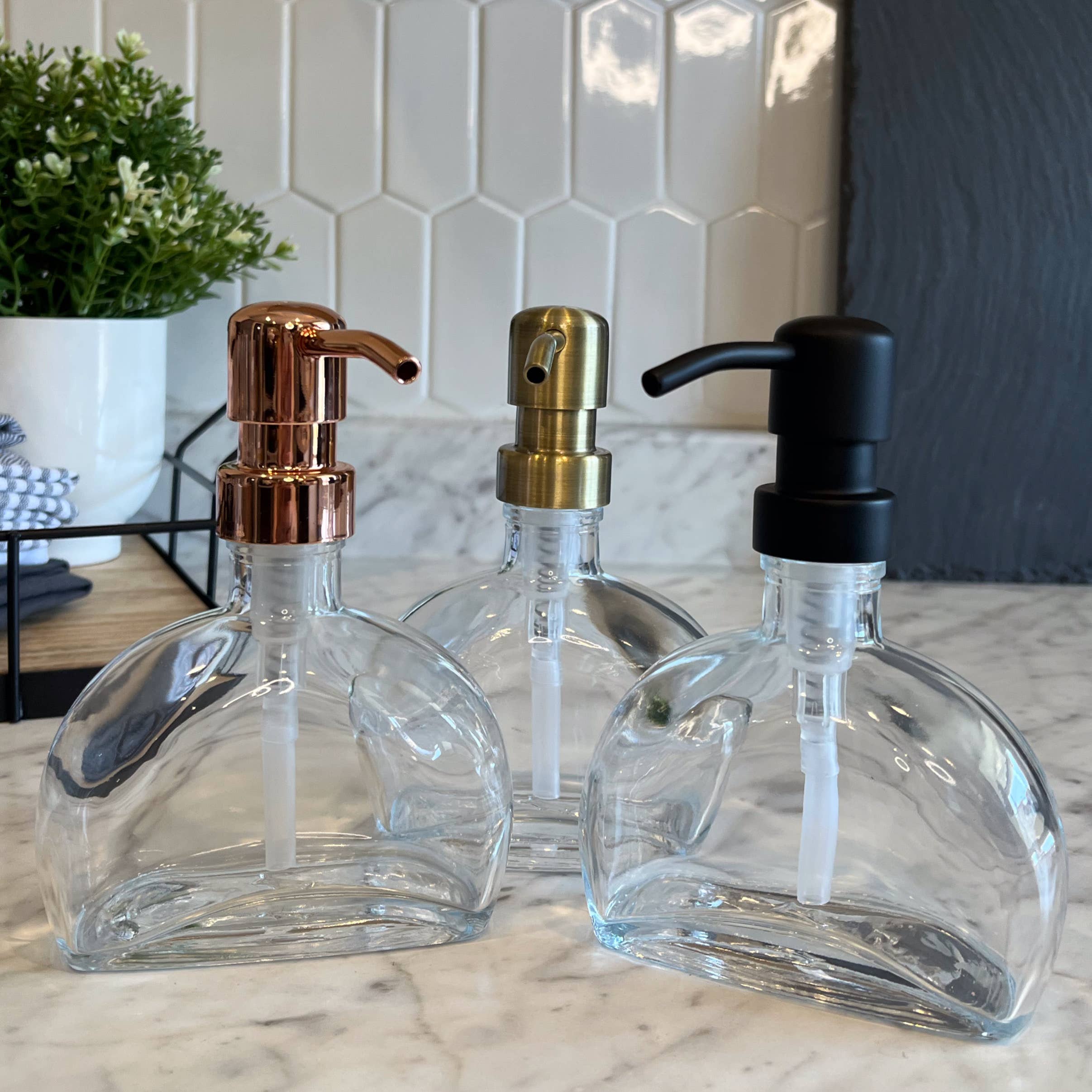 The Bottle Shoppe - Vente Distributeurs de savon - Bouteilles distributrices de savon en verre Half Moon de 6 oz avec pompes métalliques.3