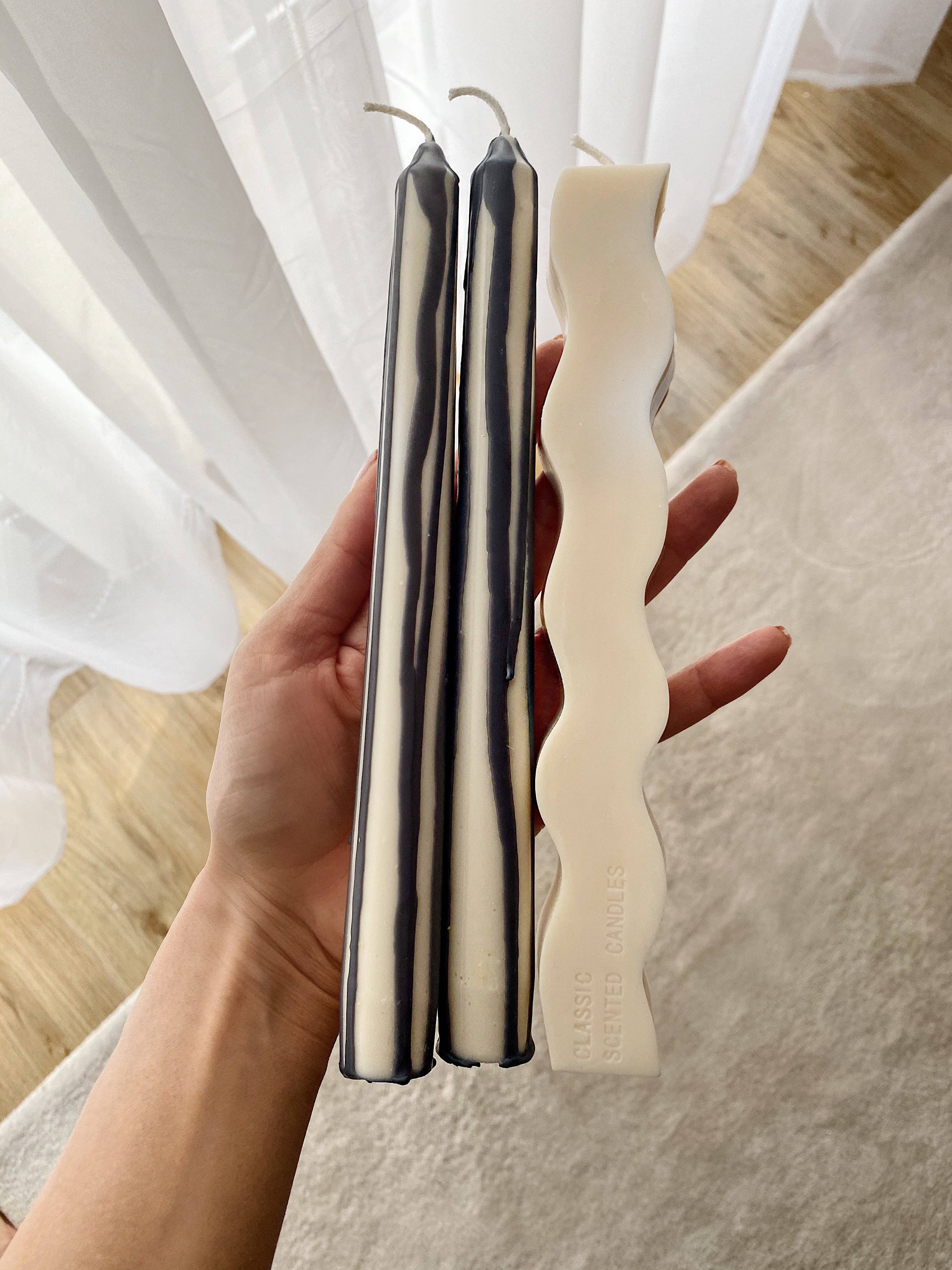 SoieLondon - Vente Bougies/bougeoirs coniques - Ensemble de 2 bougies effilées goutte abstraite charbon de bois véganes en soja4