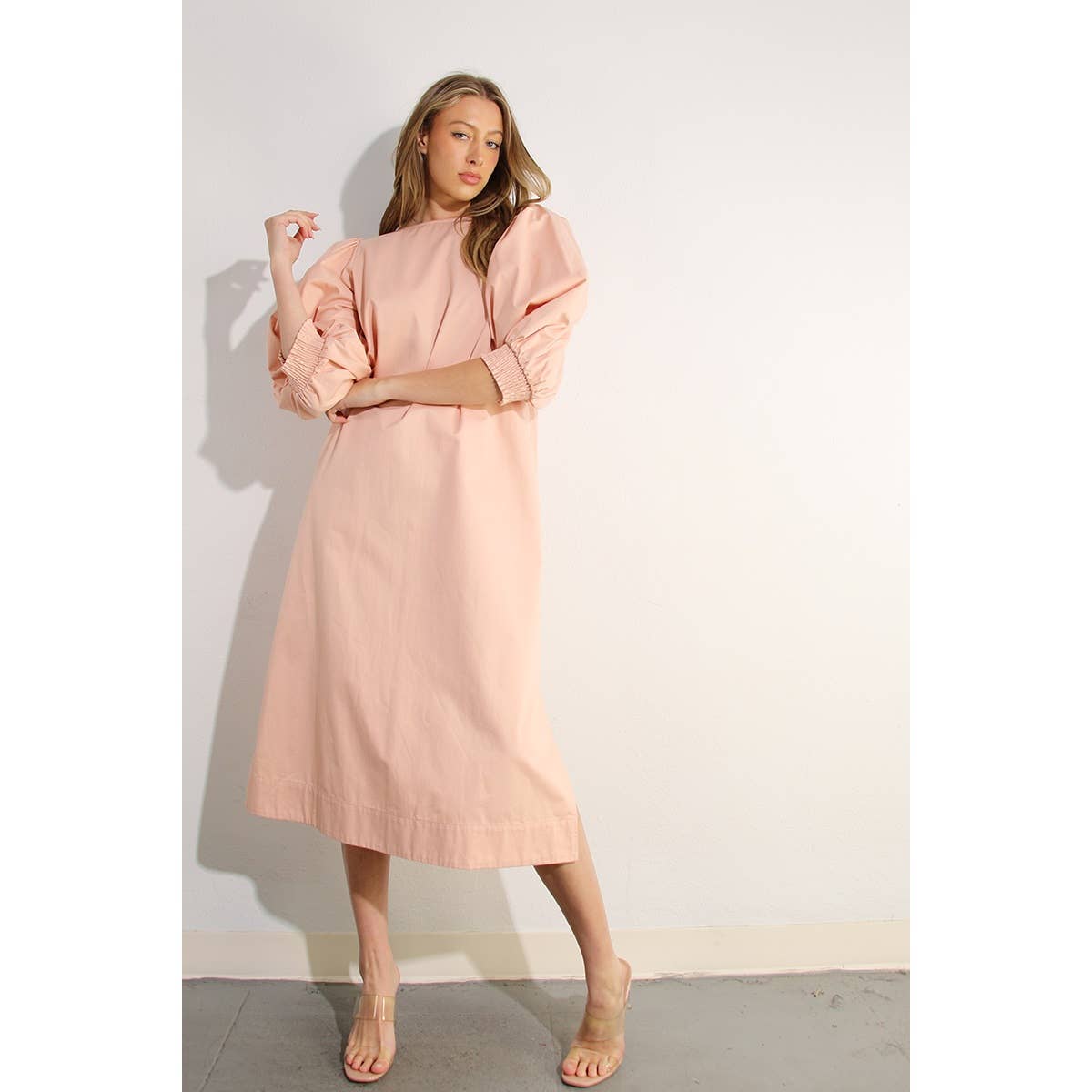 ERRÖTEN MIDIKLEID MIT BALLONÄRMELN für den Großhandel auf Faire6