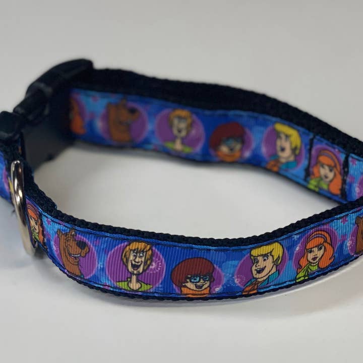 Série de dessins animés mystérieux avec collier/laisse pour chien pour la vente par Delightfully Delicious Dog Treats