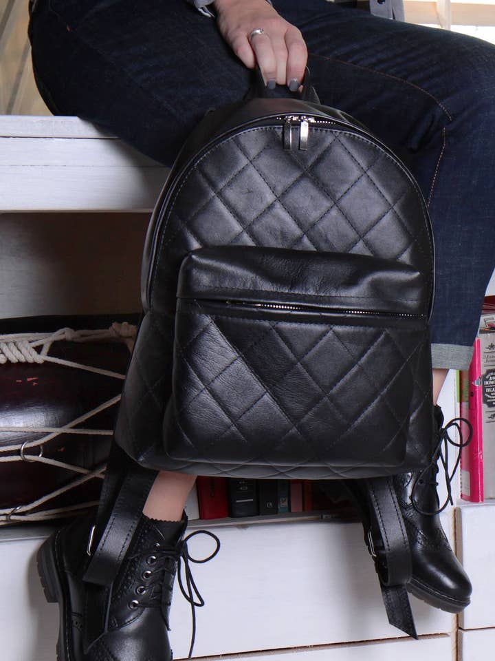 Sac à dos en cuir minimaliste pour femme - Sac à dos en cuir noir pour la vente par Bagster