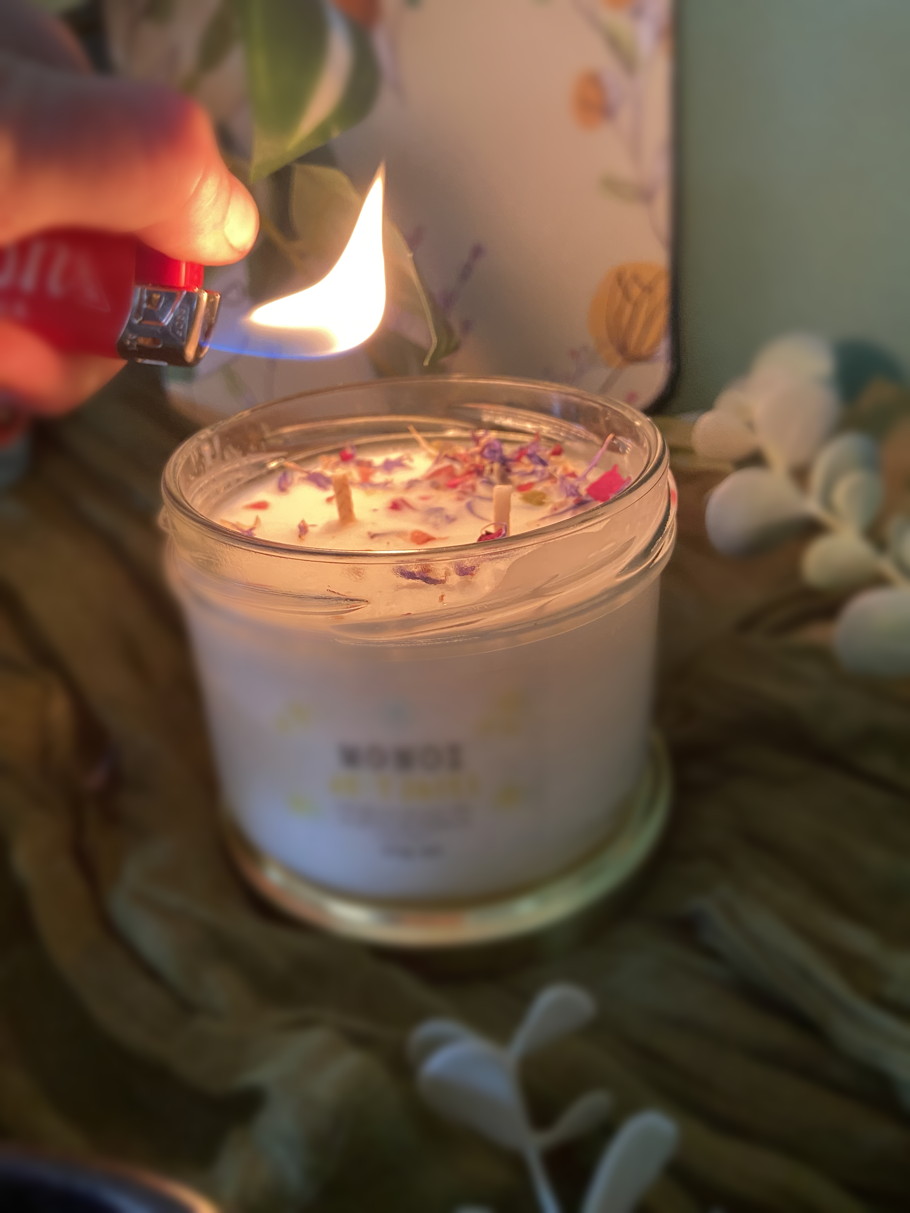 Lilium Blanc - Wholesale Jar/Filled Candle - Monoi de Tahiti Candle in Soy Wax & Flower Petals2