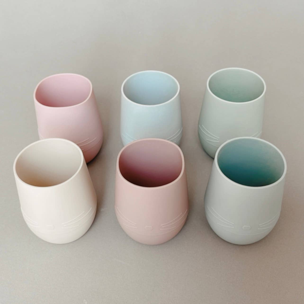 Ali+Oli - Vente Verre/tasse – enfant et bébé - Gobelet ouvert en silicone Bunny Face pour bébé et tout-petit (Misty Blush)10