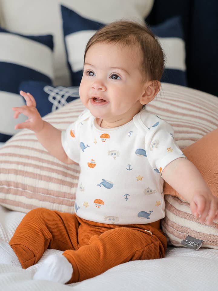 Ekologisk bomull baby kortärmad body - Hav för wholesale av Lūmmi in Colour Babywear