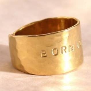 Anel com mensagem Born to shine – anel artesanal em latão martelado por atacado de MARLAH